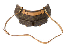 Load image into Gallery viewer, 激レア LOUIS VUITTON ルイヴィトン ヴィヴィアンウエストウッド 7デザイナーズ サックフォキュ モノグラムバッグ バナナ型 バムバッグ 1996年 ブラウン 美品 中古 67491