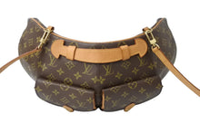Load image into Gallery viewer, 激レア LOUIS VUITTON ルイヴィトン ヴィヴィアンウエストウッド 7デザイナーズ サックフォキュ モノグラムバッグ バナナ型 バムバッグ 1996年 ブラウン 美品 中古 67491