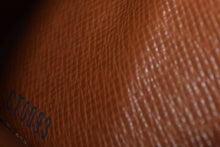 Load image into Gallery viewer, 極美品 LOUIS VUITTON ルイヴィトン キーケース ミュルティクレ 6 M62630 モノグラムキャンバス ゴールド金具 ブラウン 中古 67550