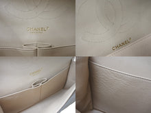 Load image into Gallery viewer, 極美品 CHANEL シャネル マトラッセ30 Wチェーンショルダーバッグ 14番台 Wフラップ ココマーク キャビアスキン ベージュ ゴールド金具 中古 4c068079