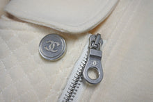 Load image into Gallery viewer, 極美品 CHANEL シャネル P38075V21513 ウール ライダース ジャケット サイズ34 オフホワイト 中古 4c068545
