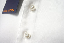 画像をギャラリービューアに読み込む, 新品未使用 LOUIS VUITTON ルイヴィトン ポロシャツ 1AFQQF サイズM Marque L.Vuitton déposée フェイクパール ホワイト 中古 4c068572