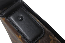 画像をギャラリービューアに読み込む, LouisVuitton ルイヴィトン マグネティック メッセンジャー ショルダーバッグ モノグラム・マカサー M45557 美品 中古 4c068610