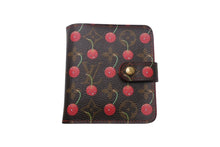 Load image into Gallery viewer, 極美品 LOUIS VUITTON ルイヴィトン 二つ折り財布 コンパクトジップ さくらんぼ 村上隆 モノグラム M95005 中古 4c068823