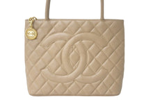Load image into Gallery viewer, CHANEL シャネル 復刻トート ハンドバッグ 7番台 ココマーク キャビアスキン ベージュ ゴールド金具 美品 中古 4c068961