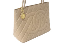 Load image into Gallery viewer, CHANEL シャネル 復刻トート ハンドバッグ 7番台 ココマーク キャビアスキン ベージュ ゴールド金具 美品 中古 4c068961