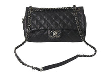 Load image into Gallery viewer, CHANEL シャネル ブラックマトラッセ 25 ショルダーバッグ ココマーク 18番台 イタリア製 キャビアスキン 美品 中古 4c069032