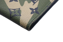 Load image into Gallery viewer, 極美品 LOUIS VUITTON ルイヴィトン クーヴェルテュール パスポール 村上隆 パスポートケース M58027 カモ 中古 4c069189