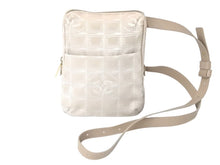 Load image into Gallery viewer, CHANEL シャネル ショルダーバッグ A20513 7番台 ニュートラベルライン ナイロンジャガード ベージュ ゴールド金具 美品 中古 4c069252