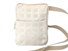 Load image into Gallery viewer, CHANEL シャネル ショルダーバッグ A20513 7番台 ニュートラベルライン ナイロンジャガード ベージュ ゴールド金具 美品 中古 4c069252