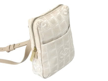 Load image into Gallery viewer, CHANEL シャネル ショルダーバッグ A20513 7番台 ニュートラベルライン ナイロンジャガード ベージュ ゴールド金具 美品 中古 4c069252
