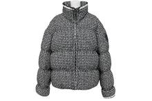 Load image into Gallery viewer, 極美品 CHANEL シャネル ダウンジャケット P64949V36483 サイズ38 ツイード ココマーク ブラック ホワイト ウール ナイロン 中古 4c069419