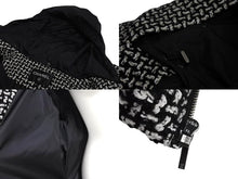 Load image into Gallery viewer, 極美品 CHANEL シャネル ダウンジャケット P64949V36483 サイズ38 ツイード ココマーク ブラック ホワイト ウール ナイロン 中古 4c069419
