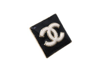 Load image into Gallery viewer, 新品未使用 CHANEL シャネル ピアス ココマーク B22A ブラック ホワイト シルバー金具 中古 4c069424