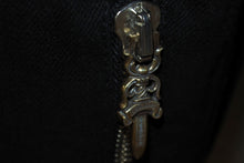 Load image into Gallery viewer, 新品未使用 CHROME HEARTS クロムハーツ デニムボアジャケット サイズXL ムートンライナー ダガージップ クロスボール ラムレザー 中古 4c069566