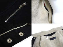 Load image into Gallery viewer, 新品未使用 CHROME HEARTS クロムハーツ デニムボアジャケット サイズXL ムートンライナー ダガージップ クロスボール ラムレザー 中古 4c069566