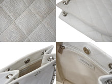 Load image into Gallery viewer, CHANEL シャネル マトラッセ チェーンショルダーバッグ ココマーク 6番台 キャビアスキン ホワイト ゴールド 美品 中古 4c069754