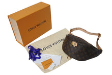 Load image into Gallery viewer, 極美品 LOUIS VUITTON ルイヴィトン ボディバッグ M43644 バムバッグ ブラウン モノグラムキャンバス 中古 4c069582