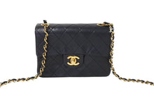 Load image into Gallery viewer, CHANEL シャネル ミニマトラッセ チェーンショルダーバッグ 1番台 ラムスキン ブラック ゴールド金具 美品 中古 4c069618