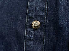Load image into Gallery viewer, 未使用 CHROME HEARTS クロムハーツ デニム長袖シャツ LOOSE ENDS ブルー デニム クロスパッチ シルバー金具 サイズM 中古 4c069728