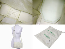 Load image into Gallery viewer, BOTTEGA VENETA ボッテガヴェネタ マキシイントレチャート カセット ショルダーバッグ 667298 カーフレザー イエロー 美品 中古 4c069804