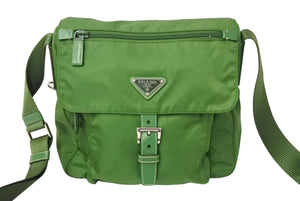 PRADA プラダショルダーバッグ トライアングルロゴ イタリア製ナイロンレザー グリーンシルバー金具 美品 中古 4c069808 