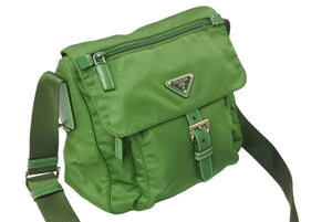 PRADA プラダショルダーバッグ トライアングルロゴ イタリア製ナイロンレザー グリーンシルバー金具 美品 中古 4c069808 