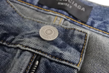 Load image into Gallery viewer, BALENCIAGA バレンシアガ フレアデニムパンツ 697829 サイズM 22AW ウォッシュ加工 インディゴブルー 美品 中古 4c069827