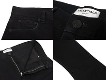Load image into Gallery viewer, 極美品 BALENCIAGA バレンシアガ フレアデニムパンツ 697829 サイズS 22AW ダメージ加工 ブラック コットン 中古 4c069828