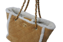 Load image into Gallery viewer, 極美品 CHANEL シャネル マトラッセ チェーントートバッグ 26番台 ムートン レザー ブラウン ホワイト マットゴールド金具 中古 4c071183