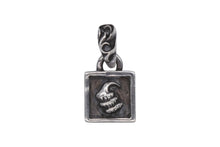 Load image into Gallery viewer, CHROME HEARTS クロムハーツ フレームド クロー チャーム ペンダントトップ 重量4.6g シルバ−925 1998 刻印 美品 中古 4b007262