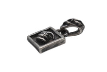 Load image into Gallery viewer, CHROME HEARTS クロムハーツ フレームド クロー チャーム ペンダントトップ 重量4.6g シルバ−925 1998 刻印 美品 中古 4b007262