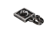 Load image into Gallery viewer, CHROME HEARTS クロムハーツ フレームド クロー チャーム ペンダントトップ 重量4.6g シルバ−925 1998 刻印 美品 中古 4b007262