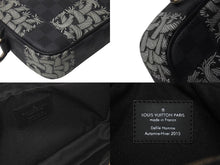 Load image into Gallery viewer, 極美品 LOUISVUITTON ルイヴィトン Damier Graphite Pochette Volga ダミエ グラフィット ポシェット ヴォルガ N61228 中古 4c073980