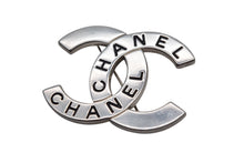 Load image into Gallery viewer, CHANEL シャネル ココマーク ブローチ アルファベット 98P刻印 メタル 16.5g シルバー ブラック 美品 中古 4c075467 正規品