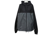 Load image into Gallery viewer, 極美品 PRADA プラダ Re-Nylon リナイロンジャケット SGC601 24AW サイズL トライアングルロゴ グレー ブラック 中古 4c075902
