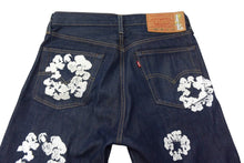 Load image into Gallery viewer, 新品未使用 DENIM TEARS デニムティアーズ LEVI&#39;S リーバイス 501 プリント デニムパンツ W31 L34 中古 4c076165