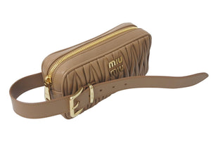 極美品 MIUMIU ミュウミュウ マテラッセ クラッチバッグ セカンドバッグ 5BF122 キルティングロゴ金具 ブラウン 中古 4c076226 