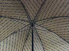 画像をギャラリービューアに読み込む, FENDI フェンディ ズッカ柄 傘 アンブレラ ロゴ 雨傘 レイングッズ ポリエステル ウッド ベージュ ブラウン ゴールド 良品 中古 4c076272 