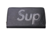 Load image into Gallery viewer, LOUIS VUITTON SUPREME ルイヴィトン シュプリーム M67723 エピ コラボ ジッピー オーガナイザー ブラック 美品 中古 4c076280