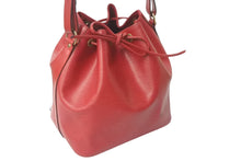 Load image into Gallery viewer, LOUIS VUITTON ルイヴィトン プチノエ ショルダーバッグ M44107 レッド エピレザー ゴールド金具 良品 中古 4c076288