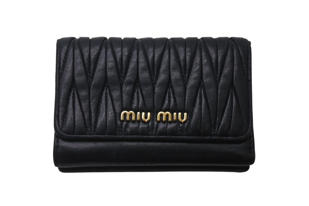 MIUMIU ミュウミュウ マテラッセ 三つ折り財布 コンパクトウォレット ロゴ レザー GP ブラック ゴールド金具 美品 中古 4c076317
