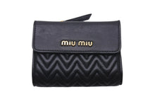画像をギャラリービューアに読み込む, 極美品 MIUMIU ミュウミュウ マテラッセ 二つ折り財布 コンパクトウォレット ミニ財布 レザー ブラック ゴールド 中古 4c076320