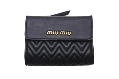 極美品 MIUMIU ミュウミュウ マテラッセ 二つ折り財布 コンパクトウォレット ミニ財布 レザー ブラック ゴールド 中古 4c076320