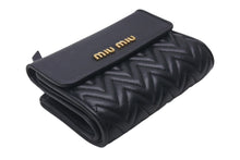 画像をギャラリービューアに読み込む, 極美品 MIUMIU ミュウミュウ マテラッセ 二つ折り財布 コンパクトウォレット ミニ財布 レザー ブラック ゴールド 中古 4c076320