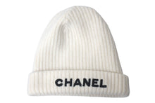 Load image into Gallery viewer, 極美品 CHANEL シャネル ニットキャップ ビーニー ニット帽 ロゴ カシミヤ ホワイト 2022AW 中古 4c076339
