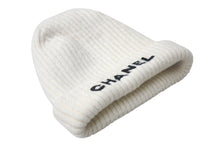 Load image into Gallery viewer, 極美品 CHANEL シャネル ニットキャップ ビーニー ニット帽 ロゴ カシミヤ ホワイト 2022AW 中古 4c076339
