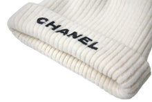 Load image into Gallery viewer, 極美品 CHANEL シャネル ニットキャップ ビーニー ニット帽 ロゴ カシミヤ ホワイト 2022AW 中古 4c076339