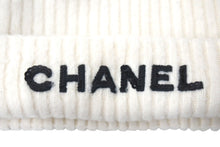 Load image into Gallery viewer, 極美品 CHANEL シャネル ニットキャップ ビーニー ニット帽 ロゴ カシミヤ ホワイト 2022AW 中古 4c076339