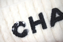 Load image into Gallery viewer, 極美品 CHANEL シャネル ニットキャップ ビーニー ニット帽 ロゴ カシミヤ ホワイト 2022AW 中古 4c076339
